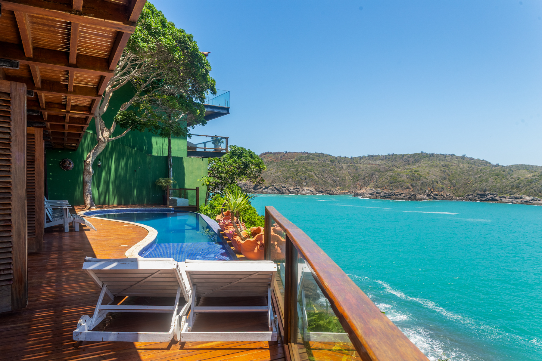 Piscina infinita com vista para o mar